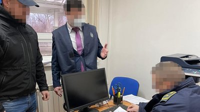 На Закарпатті митного інспектора та двох спільників підозрюють у вимаганні хабаря На Закарпатті митного інспектора та двох спільників підозрюють у вимаганні хабаря
