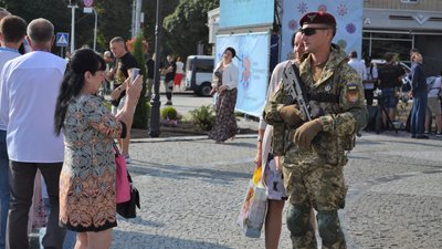 На майдані Соборному у Житомирі відзначили День Прапора та підняли стяг на новому флагштоці На майдані Соборному у Житомирі відзначили День Прапора та підняли стяг на новому флагштоці