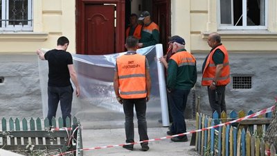 Вікна і двері закрили захисними матеріалами