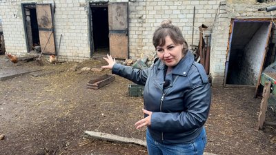 Марина Шевченко на господарчому подвір'ї