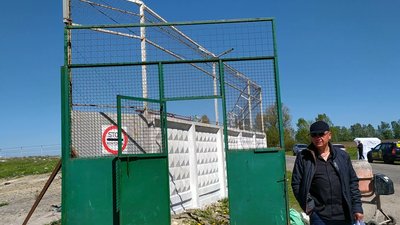 У Старокостянтинові встановили цілодобову варту біля сміттєзвалища, аби не пропускати туди фури з львівським сміттям У Старокостянтинові встановили цілодобову варту біля сміттєзвалища, аби не пропускати туди фури з львівським сміттям