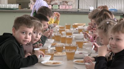 "І в другій годині ночі приходили": як в умовах відключень світла кухарі готують сніданки та обіди для школярів Луцька "І в другій годині ночі приходили": як в умовах відключень світла кухарі готують сніданки та обіди для школярів Луцька