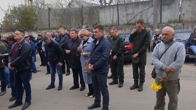 У Тернополі попрощалися з бійцями роти поліції "Тернопіль" У Тернополі попрощалися з бійцями роти поліції "Тернопіль"
