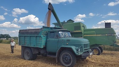 Жнива на Волині сповільнили дощі. Скільки врожаю вже зібрали Жнива на Волині сповільнили дощі. Скільки врожаю вже зібрали