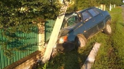 Каже, що заснув: на Рівненщині водій в'їхав в опору, люди – без світла