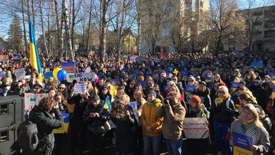 Литовські жінки підтримали українок. Журналістки та активістки вийшли з мовчазним протестом Литовські жінки підтримали українок. Журналістки та активістки вийшли з мовчазним протестом