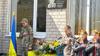 На Запоріжжі відкрили меморіальну дошку на честь військовослужбовця Олександра Давиденка На Запоріжжі відкрили меморіальну дошку на честь військовослужбовця Олександра Давиденка