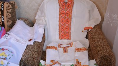 Серед її робіт – ікони, сукні та рушники