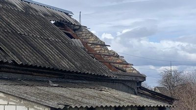 На околиці Дніпра внаслідок вітру пошкоджені дахи десяти приватних будинків На околиці Дніпра внаслідок вітру пошкоджені дахи десяти приватних будинків
