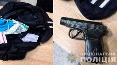 Гроші та пістолет, які вилучили у затриманого Гроші та пістолет, які вилучили у затриманого