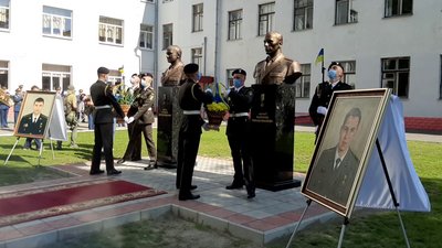 У Харкові відкрили пам'ятники двом загиблим на сході України бійцям