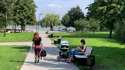 У Франківську, поблизу міського озера, встановили лавки, виготовлені з повалених буревієм дерев