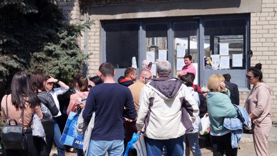 Жителі Маріуполя, які евакуювалися до Дніпра, хочуть відкрити «хаб соціалізації» переселенців Жителі Маріуполя, які евакуювалися до Дніпра, хочуть відкрити «хаб соціалізації» переселенців