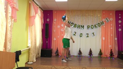 Загальна вага — понад 32 тони: спортсмен з Луганщини підняв гирю 2021 раз Загальна вага — понад 32 тони: спортсмен з Луганщини підняв гирю 2021 раз