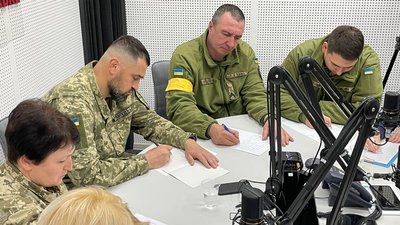 військові на диктанті
