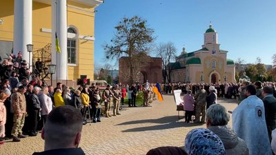 Навколішки прощалися із земляком: у Прилуках в останню путь провели бійця Олександра Приймака Навколішки прощалися із земляком: у Прилуках в останню путь провели бійця Олександра Приймака