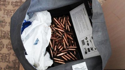 На Житомирщині поліцейські затримали чоловіка, який продавав гранати та набої На Житомирщині поліцейські затримали чоловіка, який продавав гранати та набої