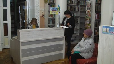 Вʼяжуть під час повітряної тривоги: працівниці вінницької бібліотеки виготовляють теплі шкарпетки Вʼяжуть під час повітряної тривоги: працівниці вінницької бібліотеки виготовляють теплі шкарпетки