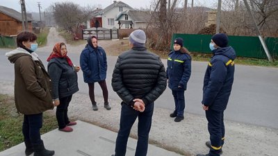 У Тлумачі на Франківщині рятувальники третій день гасять сміттєзвалище У Тлумачі на Франківщині рятувальники третій день гасять сміттєзвалище