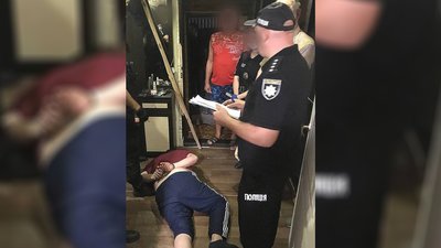 У Чернігові поліція затримала підозрюваного у спробі згвалтування малолітньої дівчинки У Чернігові поліція затримала підозрюваного у спробі згвалтування малолітньої дівчинки