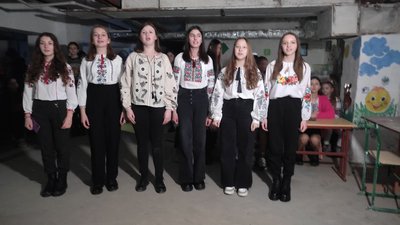 На Волині школярі з волонтерами висадили пів тисячі цибулин квітів із Нідерландів На Волині школярі з волонтерами висадили пів тисячі цибулин квітів із Нідерландів