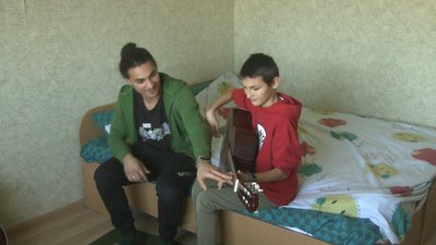 Джон (ліворуч) любить і пише музику, відвідував музичну школу. Джон (ліворуч) любить і пише музику, відвідував музичну школу.