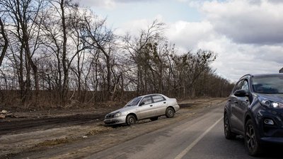 Пусті АЗС та перебої зі зв'язком. Як українці їдуть на Захід Пусті АЗС та перебої зі зв'язком. Як українці їдуть на Захід
