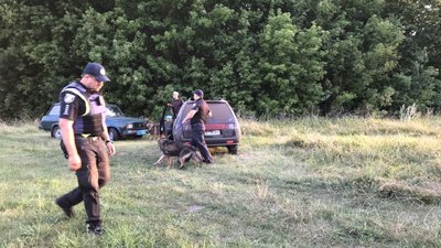 Чоловіка, який захопив у заручники полковника поліції, досі шукають. СУСПІЛЬНЕ | ВІДЕОНОВИНИ