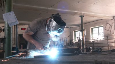 Перетворюють легковики на баггі для військових. Репортаж з коломийської майстерні