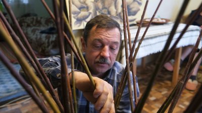 "Потрібно 24 прутики": на Вінниччині чоловік плете декоративні дерева із вербових гілок "Потрібно 24 прутики": на Вінниччині чоловік плете декоративні дерева із вербових гілок