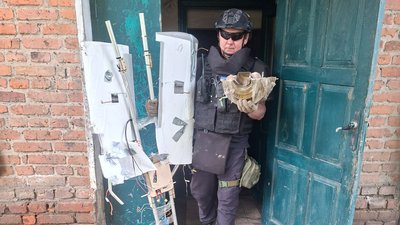 сапер з уламками дрона та міни