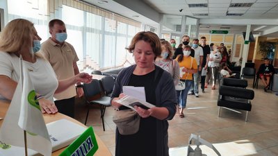 Біля Луцького центру надання адмінпослуг щоранку утворюється черга. У чому причина Біля Луцького центру надання адмінпослуг щоранку утворюється черга. У чому причина