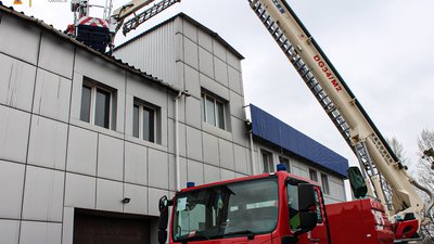 У Хмельницькому вогнеборці гасили пожежу у швейному цеху У Хмельницькому вогнеборці гасили пожежу у швейному цеху