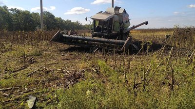 На Ізюмщині комбайн підірвався на міні: водій отримав травми На Ізюмщині комбайн підірвався на міні: водій отримав травми