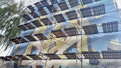 У центрі Луцька оновлюють мурал із тризубом У центрі Луцька оновлюють мурал із тризубом