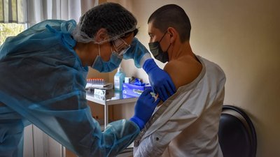 У Вінниці патрульних почали щеплювати вакциною CoronaVac У Вінниці патрульних почали щеплювати вакциною CoronaVac