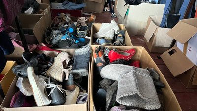 Вибирають речі та взуття. У громаді на Буковині облаштували кімнату з одягом для переселенців Вибирають речі та взуття. У громаді на Буковині облаштували кімнату з одягом для переселенців