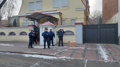 ЛГБТ-активістки принесли під консульство РФ у Харкові іграшковий мозок для Путіна та конвенцію ООН ЛГБТ-активістки принесли під консульство РФ у Харкові іграшковий мозок для Путіна та конвенцію ООН