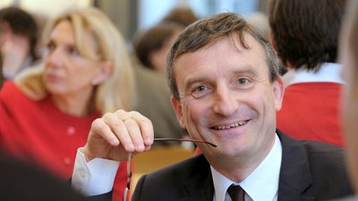 Колишній мер Дюссельдорфа засумнівався у злочинах РФ в Україні. Подоляк відреагував