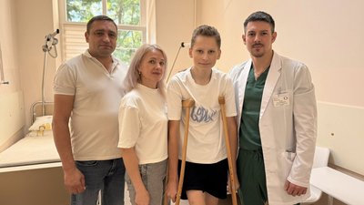 Пацієнт Максим на милицях у Центрі дитячої медицини "Охматдиту"