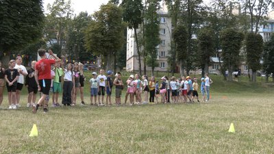 Діти грають в ігри Діти грають в ігри