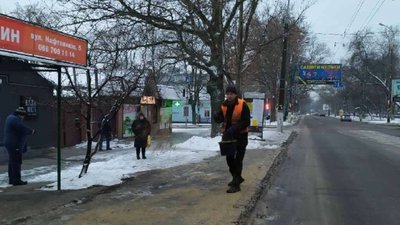 Комунальники у Херсоні працювали усю ніч, щоб встигнути до ранку обробити небезпечні ділянки Комунальники у Херсоні працювали усю ніч, щоб встигнути до ранку обробити небезпечні ділянки