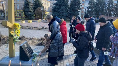 Янголи пам'яті: у Черкасах прикрасили алею біля стели Героїв Небесної Сотні Янголи пам'яті: у Черкасах прикрасили алею біля стели Героїв Небесної Сотні