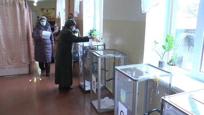 Підвіз виборців, фотографування бюлетнів: Як проходять вибори у Краматорську