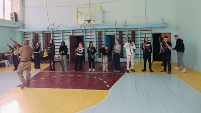 У коледжі в Луцьку молодь вчили керувати дроном, тримати автомат у руках і надавати меддопомогу