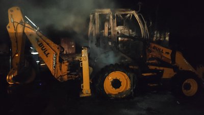 Наслідки обстрілів. На Миколаївщині горіли багатоповерхівка, будівельна техніка Наслідки обстрілів. На Миколаївщині горіли багатоповерхівка, будівельна техніка
