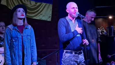 Зараз воюють, але зібралися разом, щоб заколядувати. У Дніпрі відбулася "Коляда незламних" з гуртом "Вертеп" Зараз воюють, але зібралися разом, щоб заколядувати. У Дніпрі відбулася "Коляда незламних" з гуртом "Вертеп"