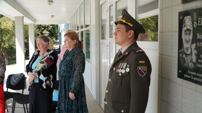 У Дніпрі, на фасаді 35 школи, встановили меморіальну дошку Олегу Ейсманту У Дніпрі, на фасаді 35 школи, встановили меморіальну дошку Олегу Ейсманту