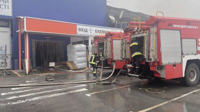 У Херсоні внаслідок обстрілів сталася пожежа в Епіцентрі. Вигоріла половина приміщення У Херсоні внаслідок обстрілів сталася пожежа в Епіцентрі. Вигоріла половина приміщення