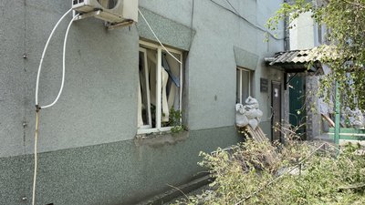 "П'ять секунд і свист над головою — я падаю. Снаряд влучає у 8-й поверх будинку". Очевидці про обстріли у Херсоні "П'ять секунд і свист над головою — я падаю. Снаряд влучає у 8-й поверх будинку". Очевидці про обстріли у Херсоні